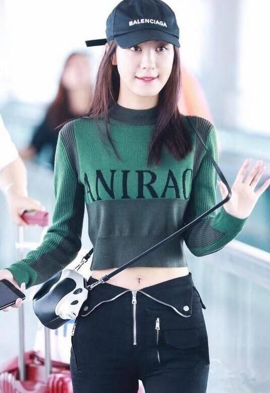 李菲儿高腰裤愣是穿成低腰, 大秀铅笔腰, 不怕走着走着就掉了?