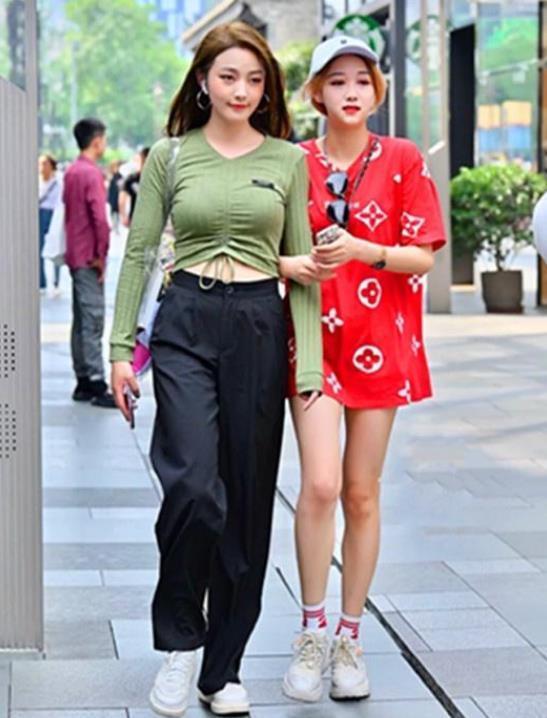 #美女#街拍:身材高挑的美女,一条针织开叉连衣裙,时尚女性魅力十足