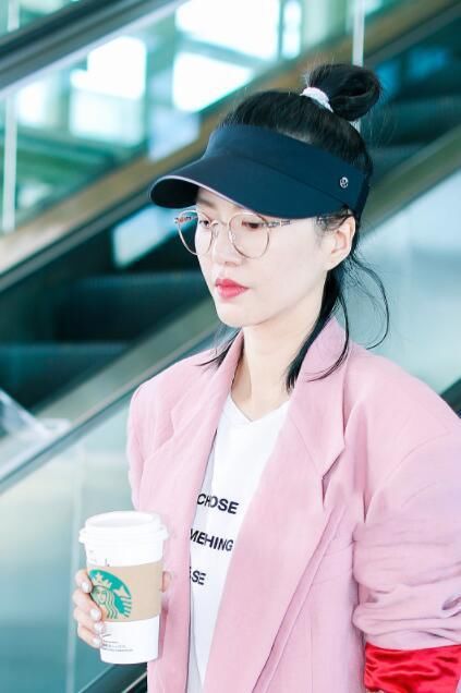 36岁谭维维粉色宽肩西装扮嫩，下身只穿一件安全裤，网友:真敢穿