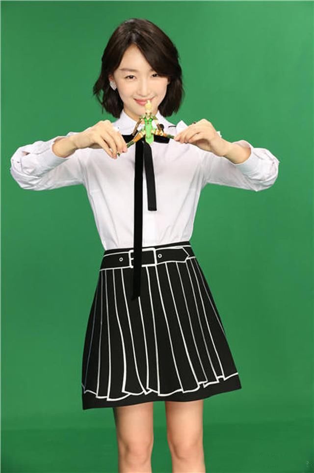 周冬雨身穿透视装，却和性感相差千里，网友：偷穿了大人的衣服！