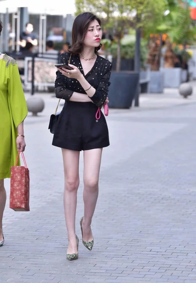 娇美小姐姐小短裤勾勒完美曲线，大秀修长美腿，这纺纱上衣有点透