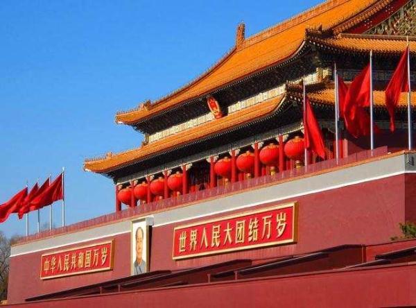 天安门城楼高挂大红灯笼，北京新年气氛浓，老外自拍忙