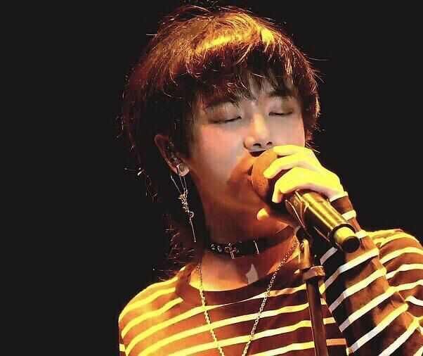 当这些帅气的男明星戴上耳环，会是什么样呢？