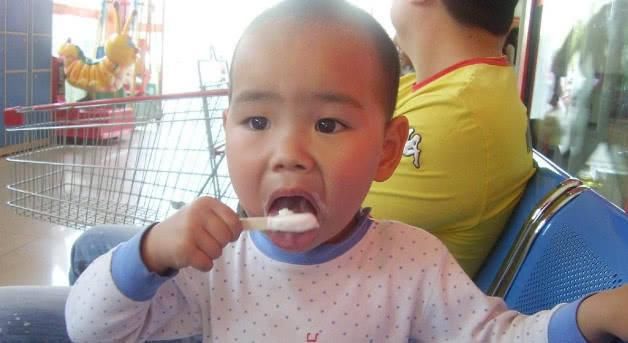  姐姐■宝宝经常积食生病！儿科医生坦言：这 3种零食早该拉进黑名单了