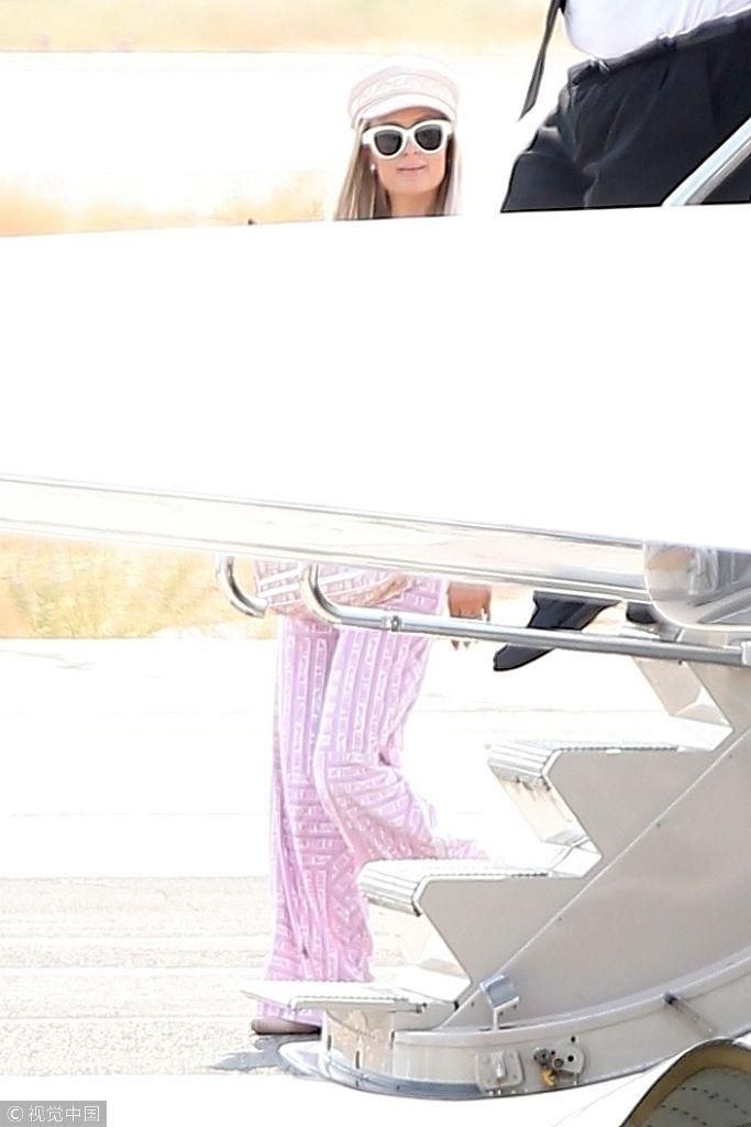 帕丽斯希尔顿与未婚夫乘私人飞机度假 脱外套搬行李亲力亲为变女