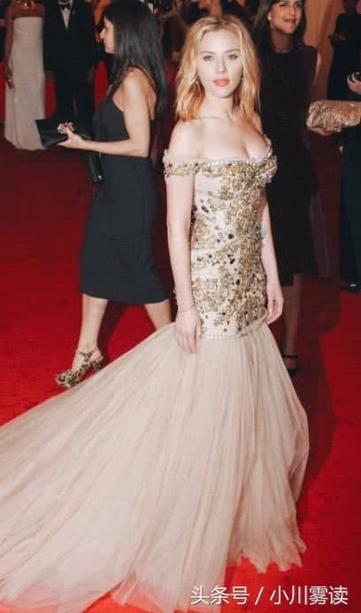 黑寡妇斯嘉丽好会撩人，穿这身礼裙更加明显，真是天生的尤物啊