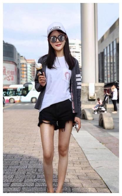 街拍：图四穿开叉裙上阵，“女王”般的气场，吸引他人眼光！