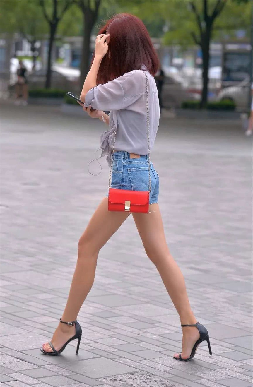 气质小姐姐性感透视装营造朦胧美感，小麦色筷子美腿看点十足