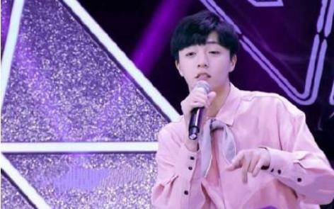 明星穿上粉系衣服，朱正廷第五，蔡徐坤第二，但他却是第一！