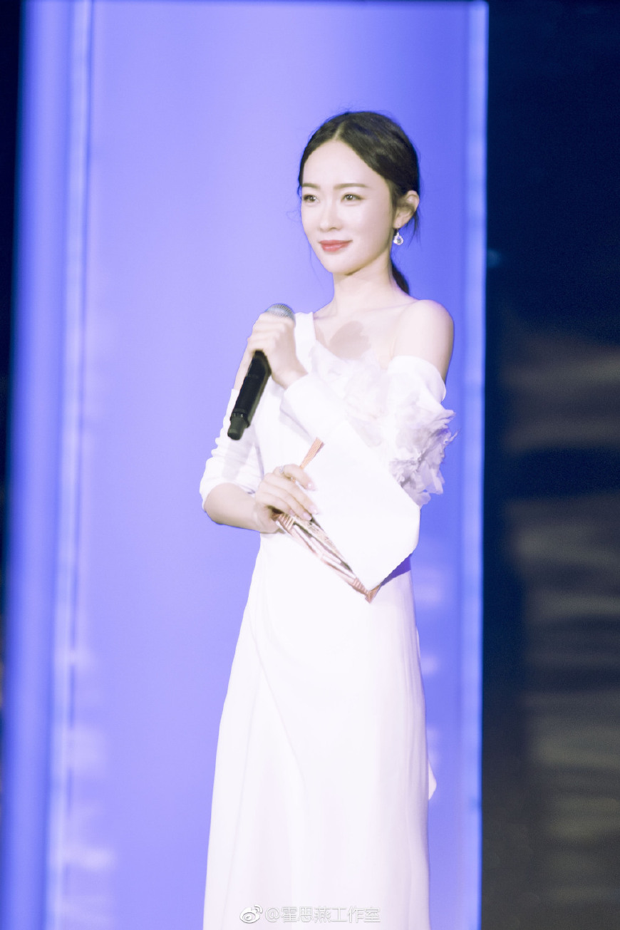 34岁江一燕厉害了！一袭蓝色连衣裙女神范十足，网友：比霍思燕美