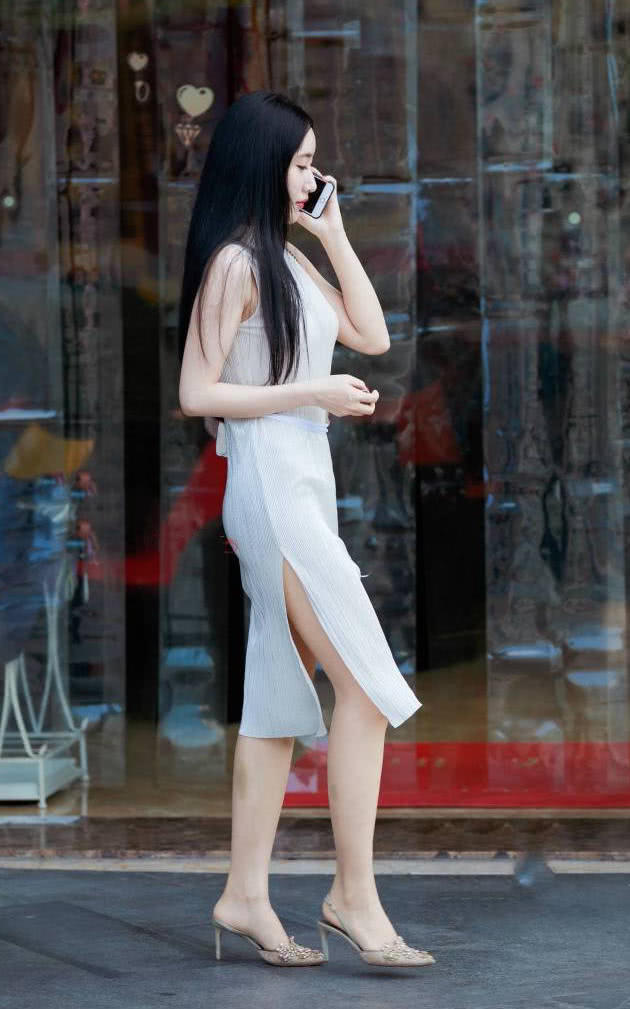 冰肌玉骨丽质天成，凹凸有致的小姐姐，修身穿搭勾勒出迷人的S曲