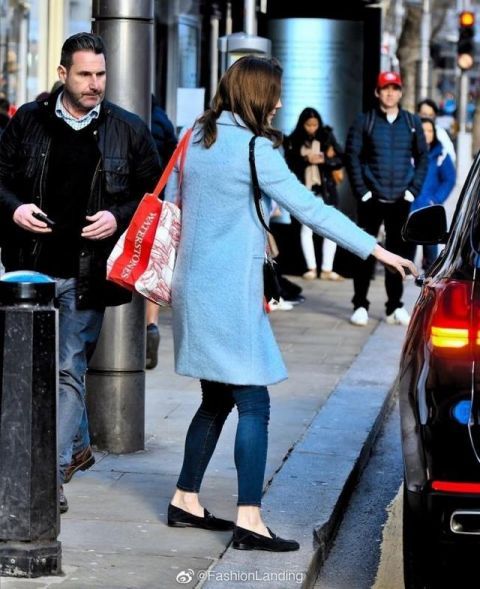 【 威斯敏斯特大教堂】这个举动却让人捏了把冷汗，凯特孔雀蓝礼服白金汉宫主场容光焕发