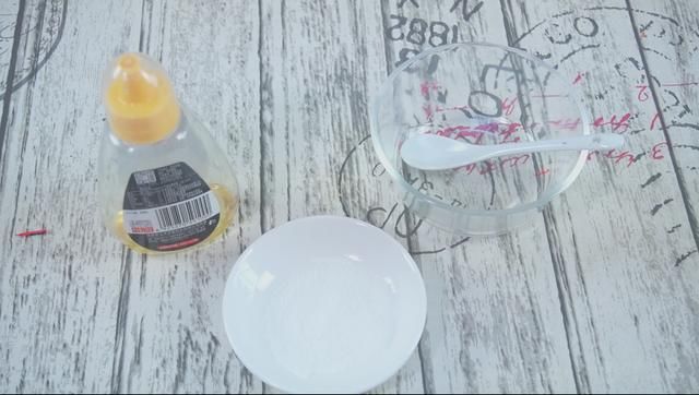 把蜂蜜放在白糖上太厉害了！解决了女人夏天的烦恼，实用还省钱