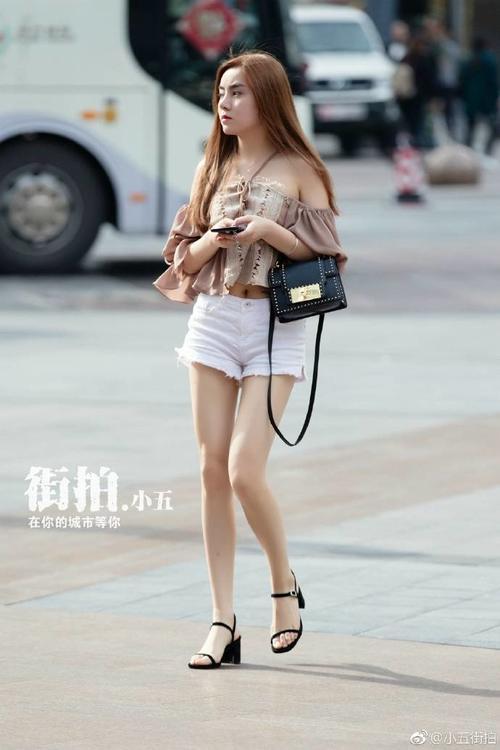 路人街拍：好清纯的长发小姐姐，吊带紧身裙秀出完美身材