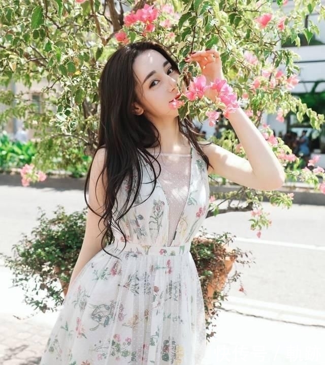 『花朵』2020开春 流行穿“开满花”的裙子,谁穿谁美!