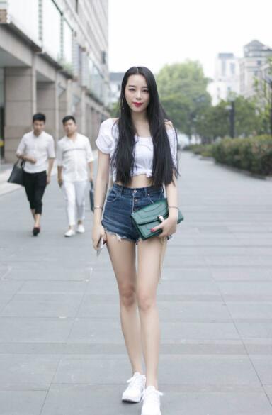 街拍：街上的小姐姐真会打扮，时尚又迷人！