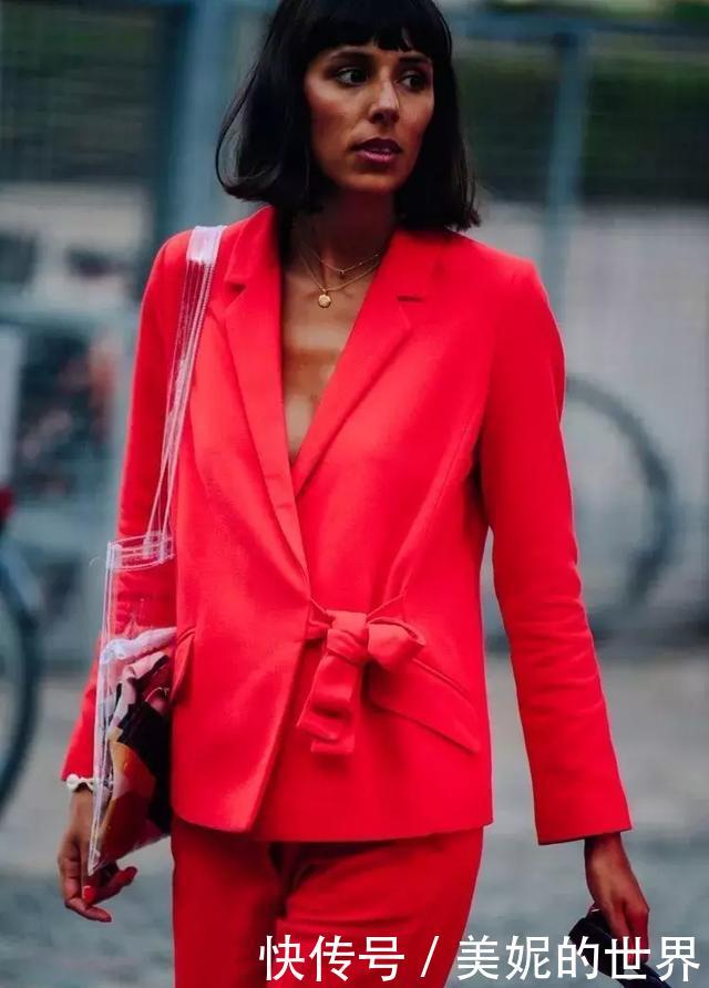 现在流行套装特别是外套配半裙，可以穿出最时髦的style！