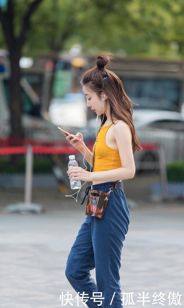  『美女』路人街拍，美女华丽典雅，一袭粉色的连衣裙，真让人羡慕