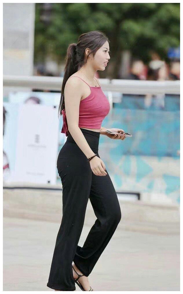 街拍：图二清新的穿搭，秀出“小蛮腰”，散发出女神气质！