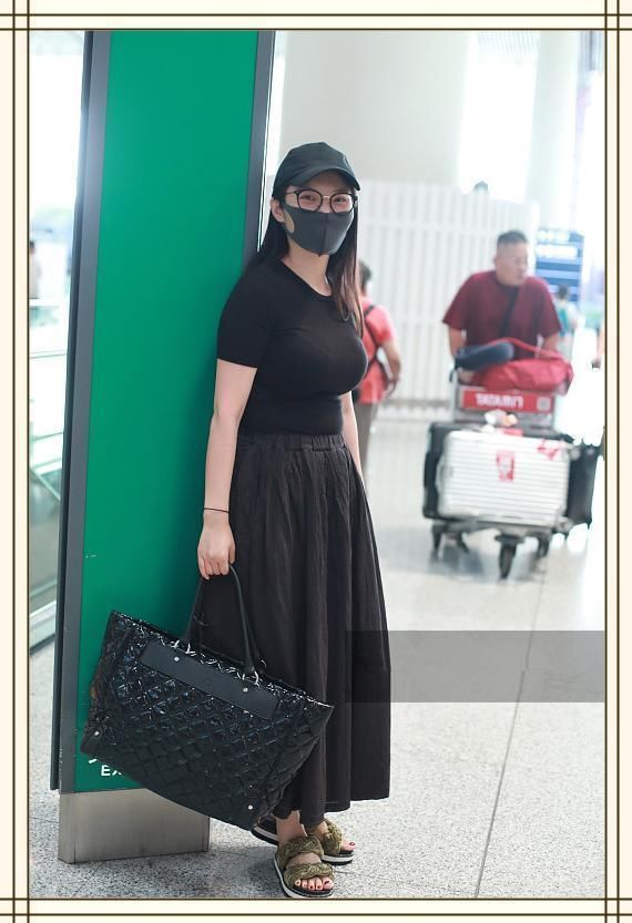 当徐冬冬和冉莹颖同穿紧身裙,网友:谁是真正魔鬼身材一目了然!