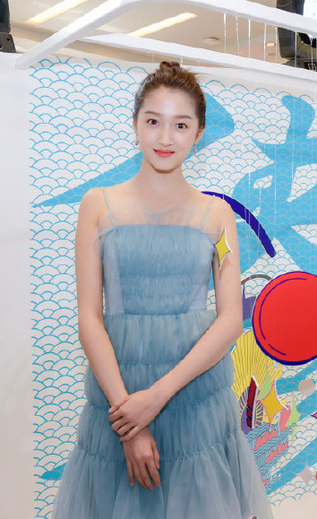 关晓彤美腻了！一袭天蓝色吊带连衣裙仙气十足，网友：终于穿对了