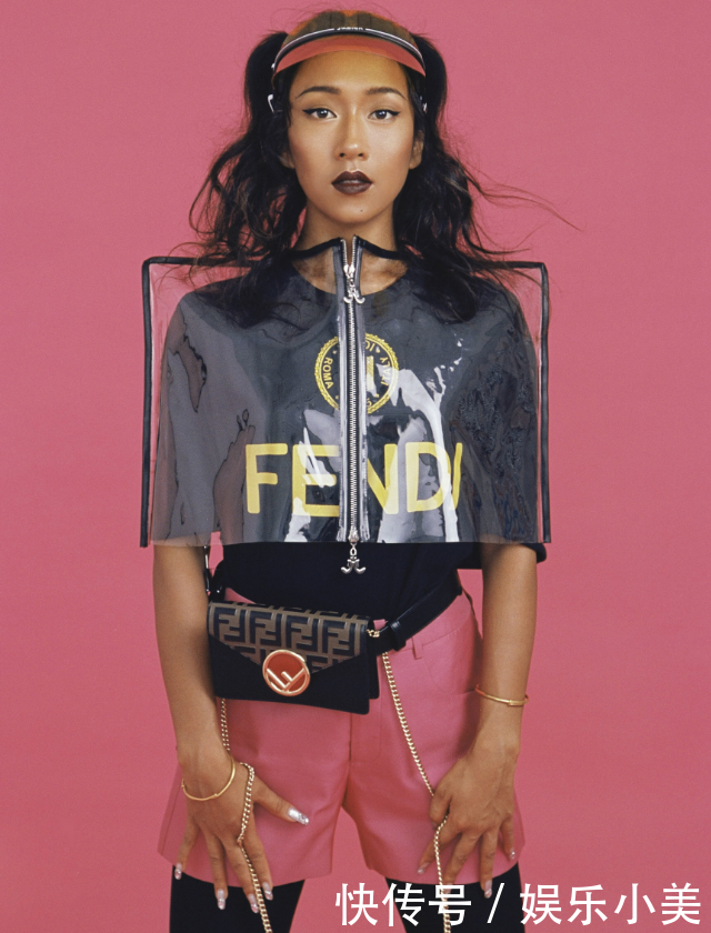 吉克隽逸曝光一组时尚大片,过膝长靴配泳衣,网友:全身都是槽点