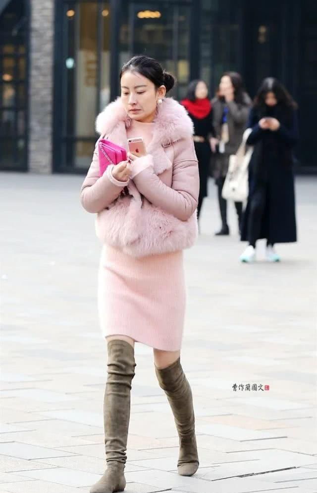  #還是#时尚街拍：包身裙漂亮美女，除开身型，還是身型