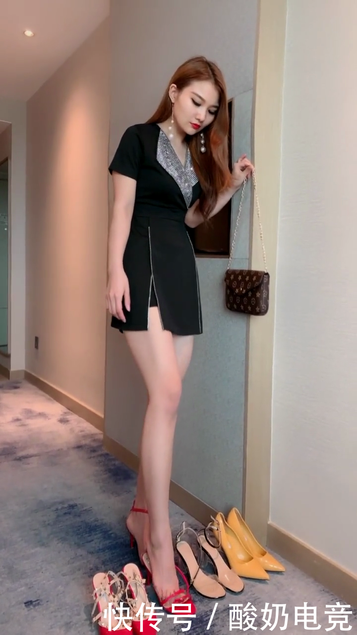  [位小姐姐]站着穿上鞋子的小姐姐，腿长一米三，身材比例很好