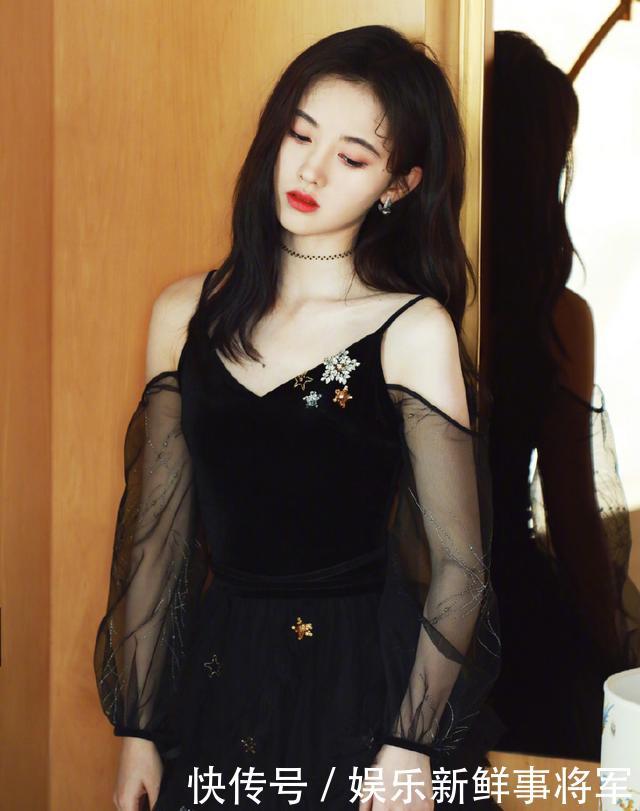 鞠婧祎短裤热舞，159穿出了170既视感，网友裤子全是亮点！