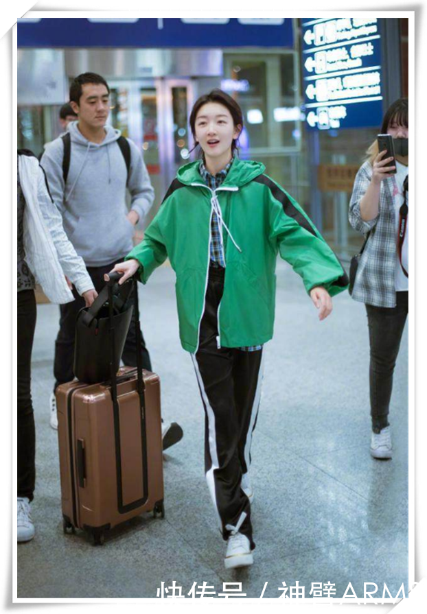 当周冬雨和赵丽颖同扎羊角辫，网友：终于见识到清纯脸的最高级别