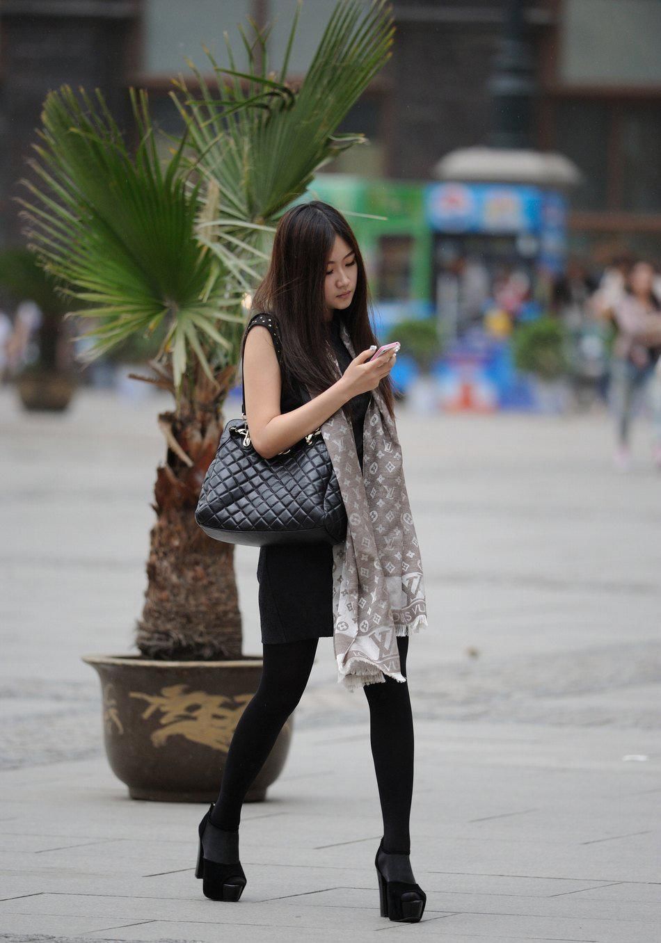 泰达广场街拍:大长细腿黑丝美女，美貌如花，身材高挑