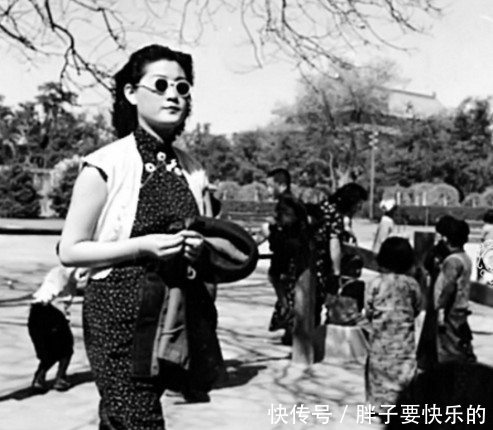 【民国时期】一组老照片:民国时期,刚穿好衣服女子走出屋子
