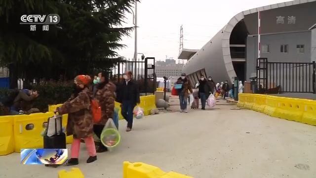  江汉方舱医院：出院啦！武汉方舱医院迎来“出舱”高峰