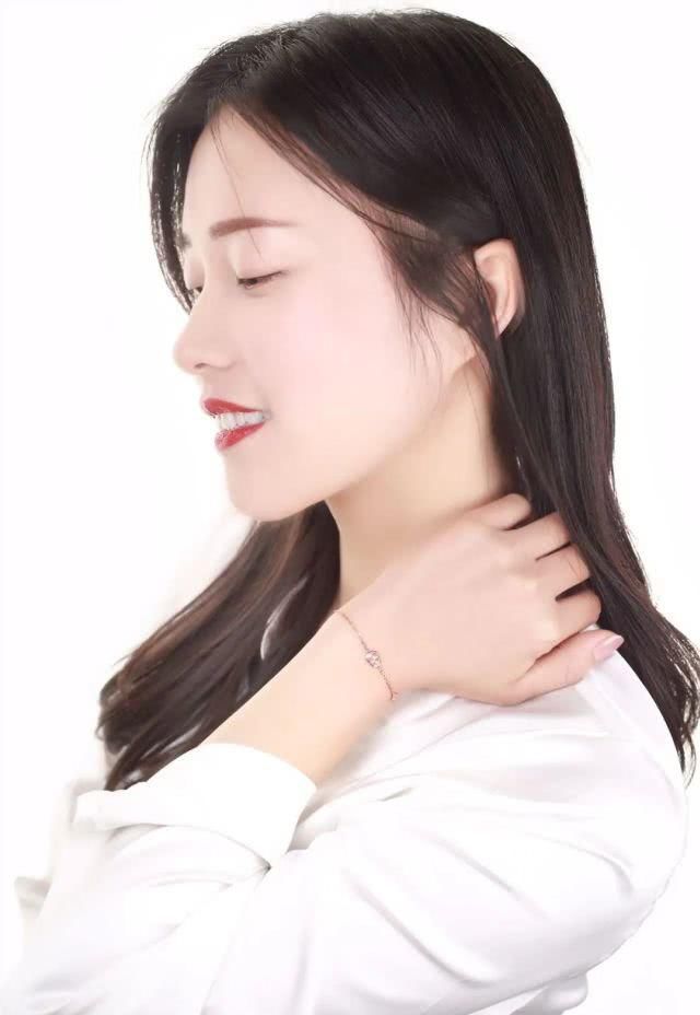  #佩戴#想要戴出女神范，教你一招——翡翠耳环！