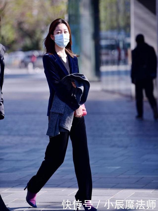  [美女]美女穿搭：白色阔腿裤，有着洒脱感觉，脚下白色板鞋也会很休闲的方式