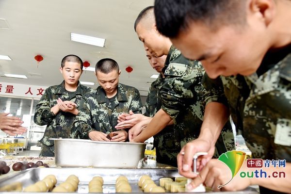 新兵军营过中秋 多彩温馨暖如家