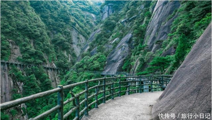 我国最早的悬崖栈道竟然在这里，风景如画，游客络绎不绝