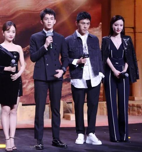 杨蓉有多矮？穿高跟鞋和张萌同框，还矮一个头，真的有1米6？