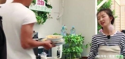 「 条纹T恤」让周冬雨穿的尴尬无比, 连黄晓明都问这穿的是啥,三千块的束胸衣,