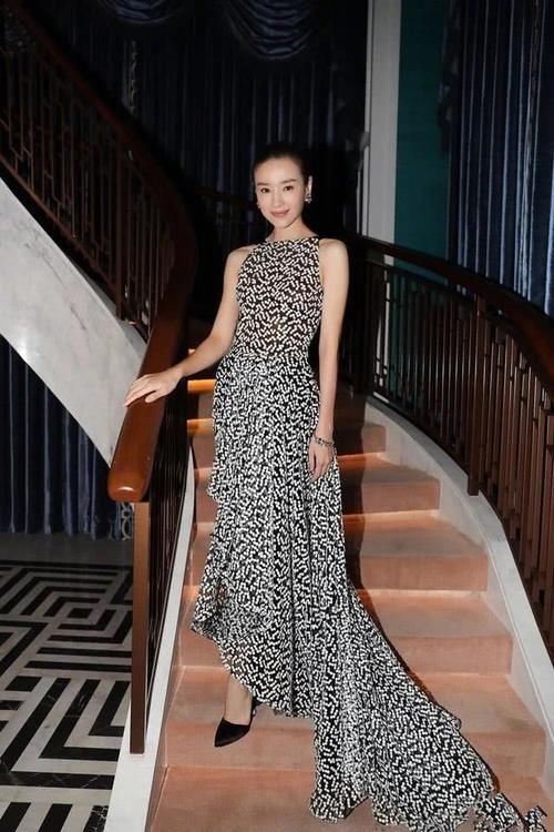 气质女神■蝴蝶骨美到令人窒息，董洁是魔鬼身材？一袭印花露背长裙性感优雅