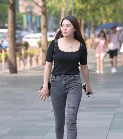  气质：选择时尚又耐看的牛仔裤，展现出青春该有的个性气质