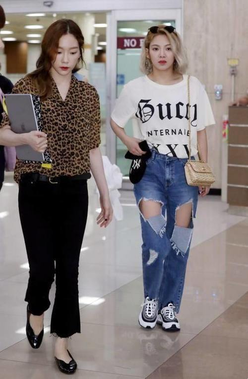 奚梦瑶身穿霸气豹纹衫，性感爆表！和李圣经，泰妍撞衫也丝毫不输