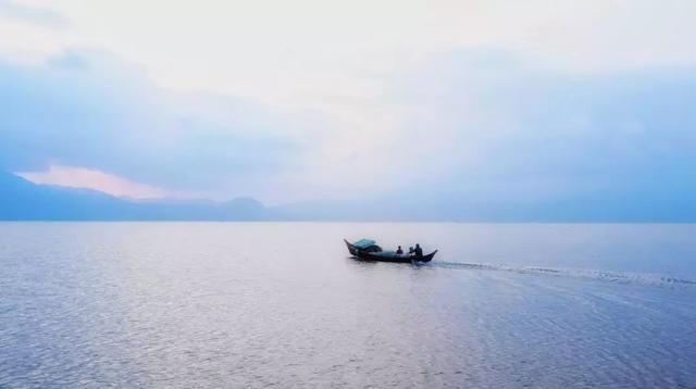 比泸沽湖还要美，这个隐藏在云南秘境的“玻璃湖”终于被人发现了