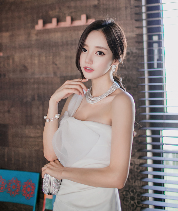 时尚穿搭：搭配包臀裙的城市美女，好身材走到哪都特别自信！