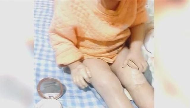  把妈妈：宝宝在房间里化妆，接下来的一幕，妈妈直接不淡定了