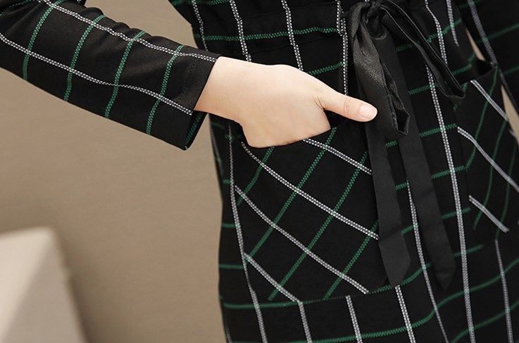 女人上了年纪，也别穿妈妈装!推荐下图8款素雅秋裙，哪像60后