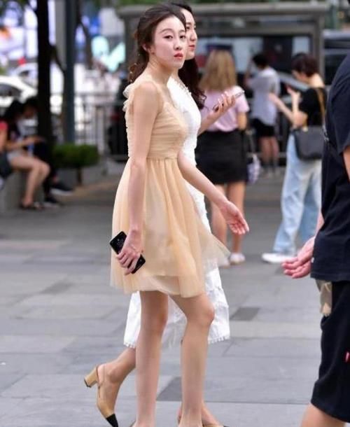 「清爽」街拍:亭亭玉立的美女,一件黑色的露肩连衣裙,时尚清爽魅力十足