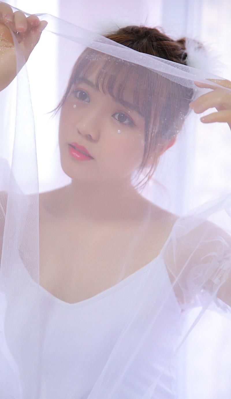 丸子头萝莉小美女穿蕾丝纱裙，肌肤白嫩长相清纯拍私房高清写真！