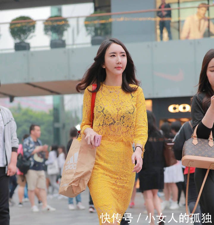 路人街拍微胖界的小姐姐，黄色运动背心穿出不一样的清爽和性感