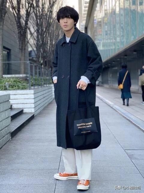  「难以」包包搭配总是难以抉择？试试运用购物袋混搭出简约街头气息